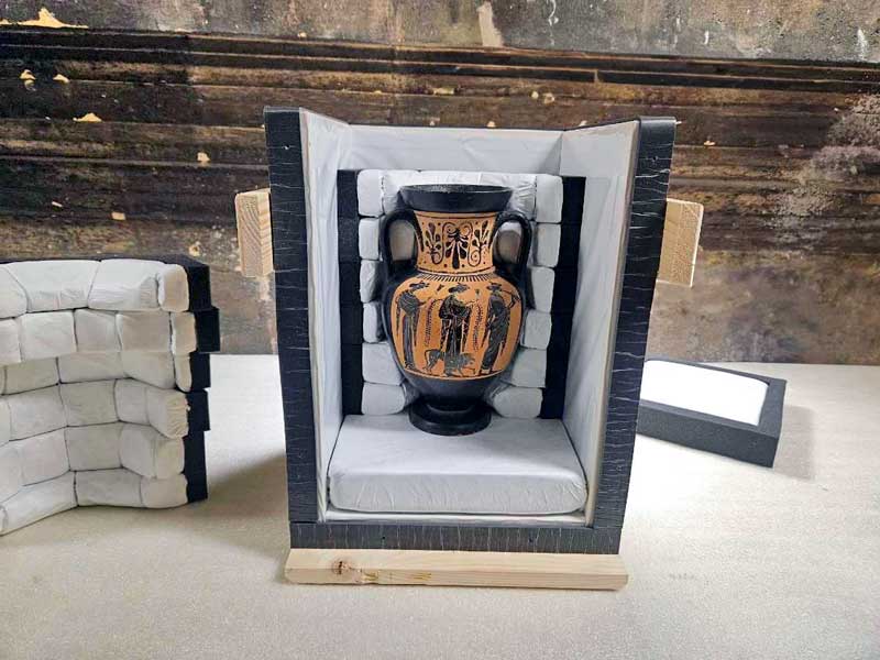 Fabrication de caisses écrins pour les vases antiques