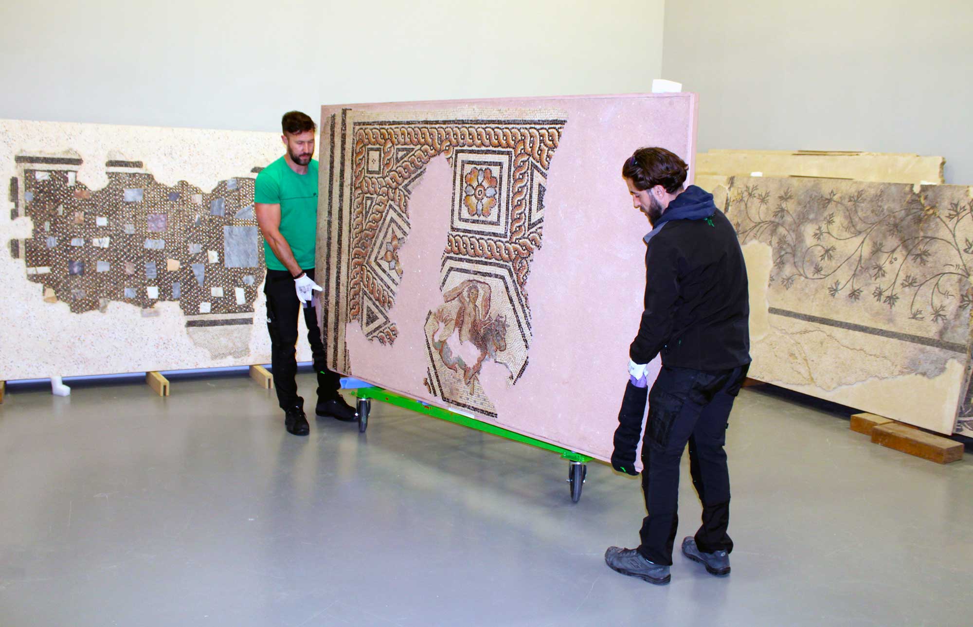 Manutention de mosaïques antiques à Nîmes